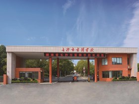 宏伟气派的新校门